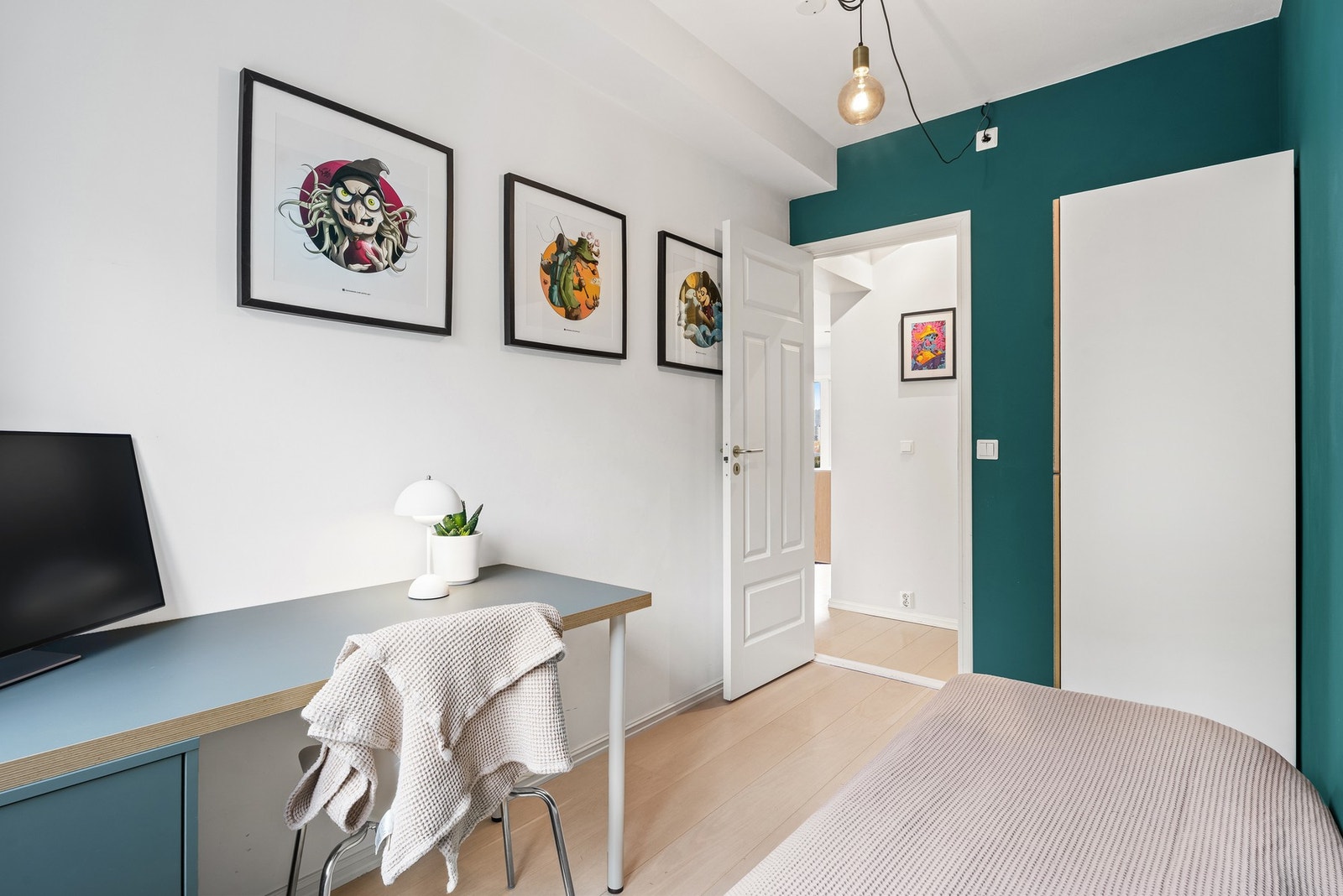 Det innredet med et garderobeskap i hjørnet. Galleribilde