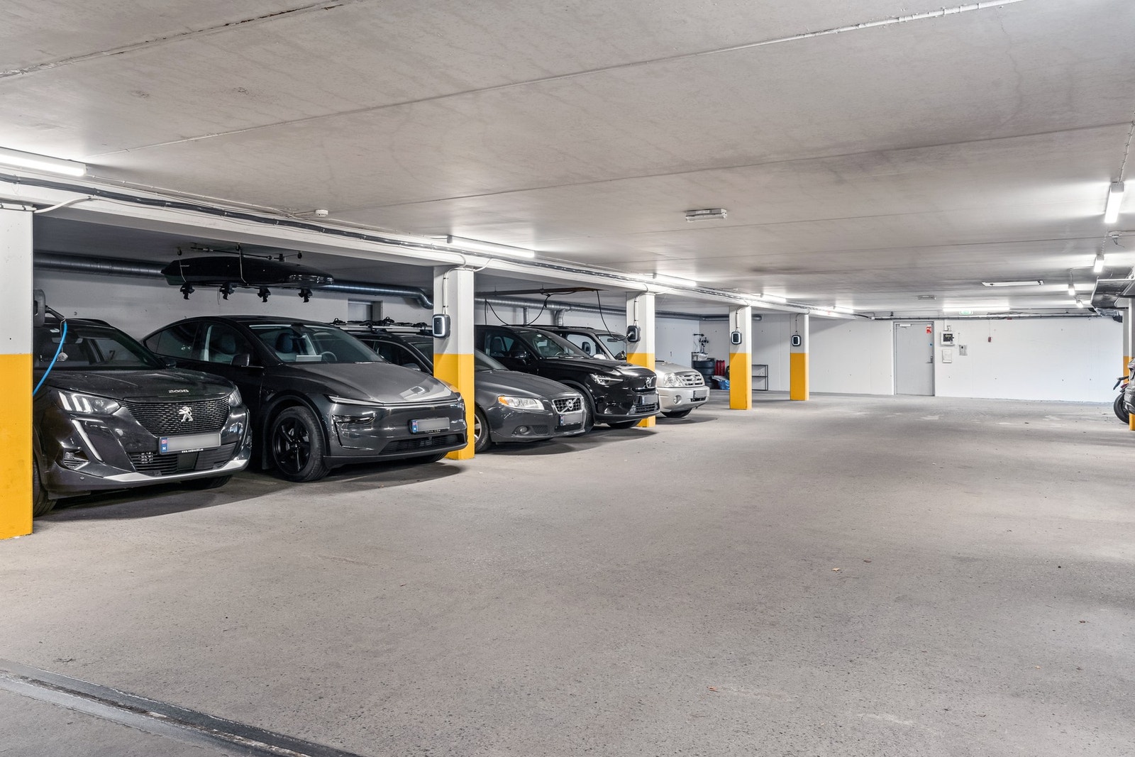 Det medfølger p-plass med elbillader i felles garasjeanlegg. Det ligger også en stor sportsbod i tilknytning til garasjeanlegget. Galleribilde