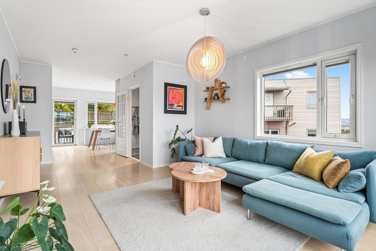 Stuen ligger i åpen løsning med kjøkkenet, og sammen danner de et gjennomgående, innbydende allrom med luftig atmosfære og god møbleringsfrihet. Galleribilde