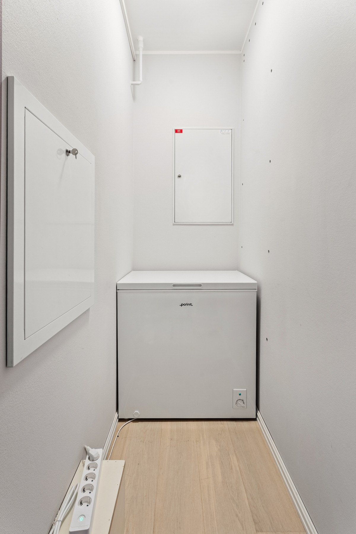 Innvendig bod med strømuttak og plass til fryser. Ytterligere lagringsplass finnes i kjellerbod på ca 5 kvm. Galleribilde