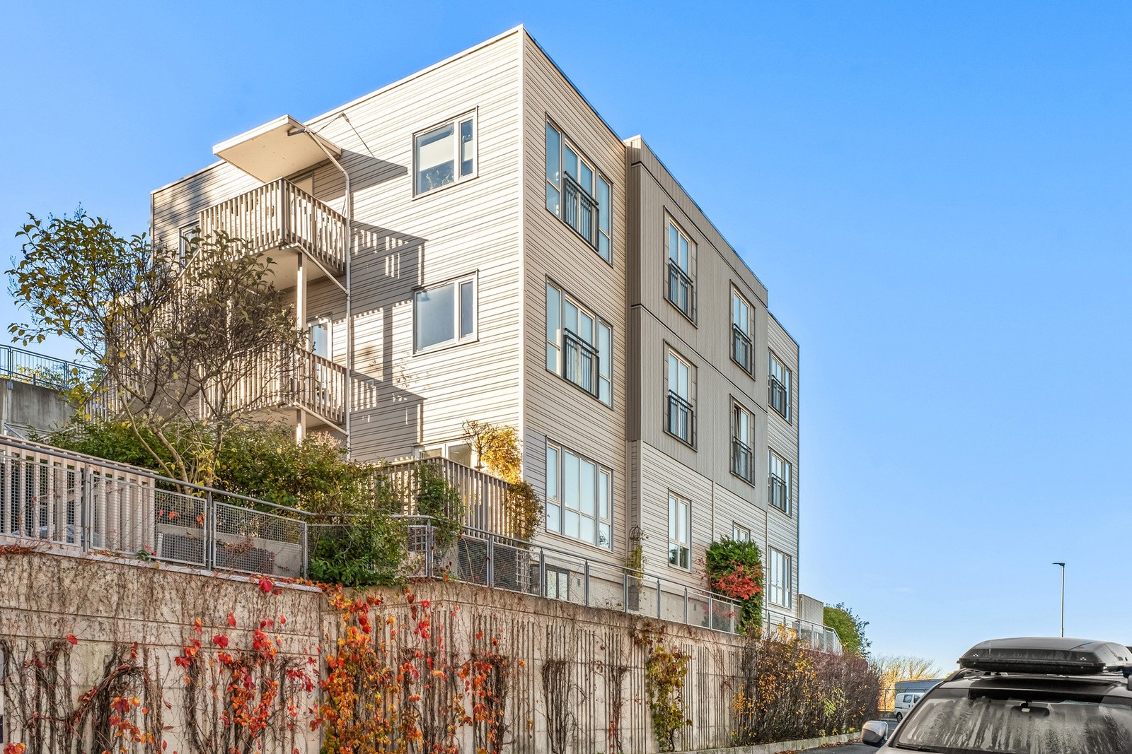 Eiendommen ligger særdeles attraktivt og sentralt til, med nærhet til busstopp, nærbutikk og barnehage, samt kort vei til skoler, idrettsanlegg, parker og turområder. Galleribilde