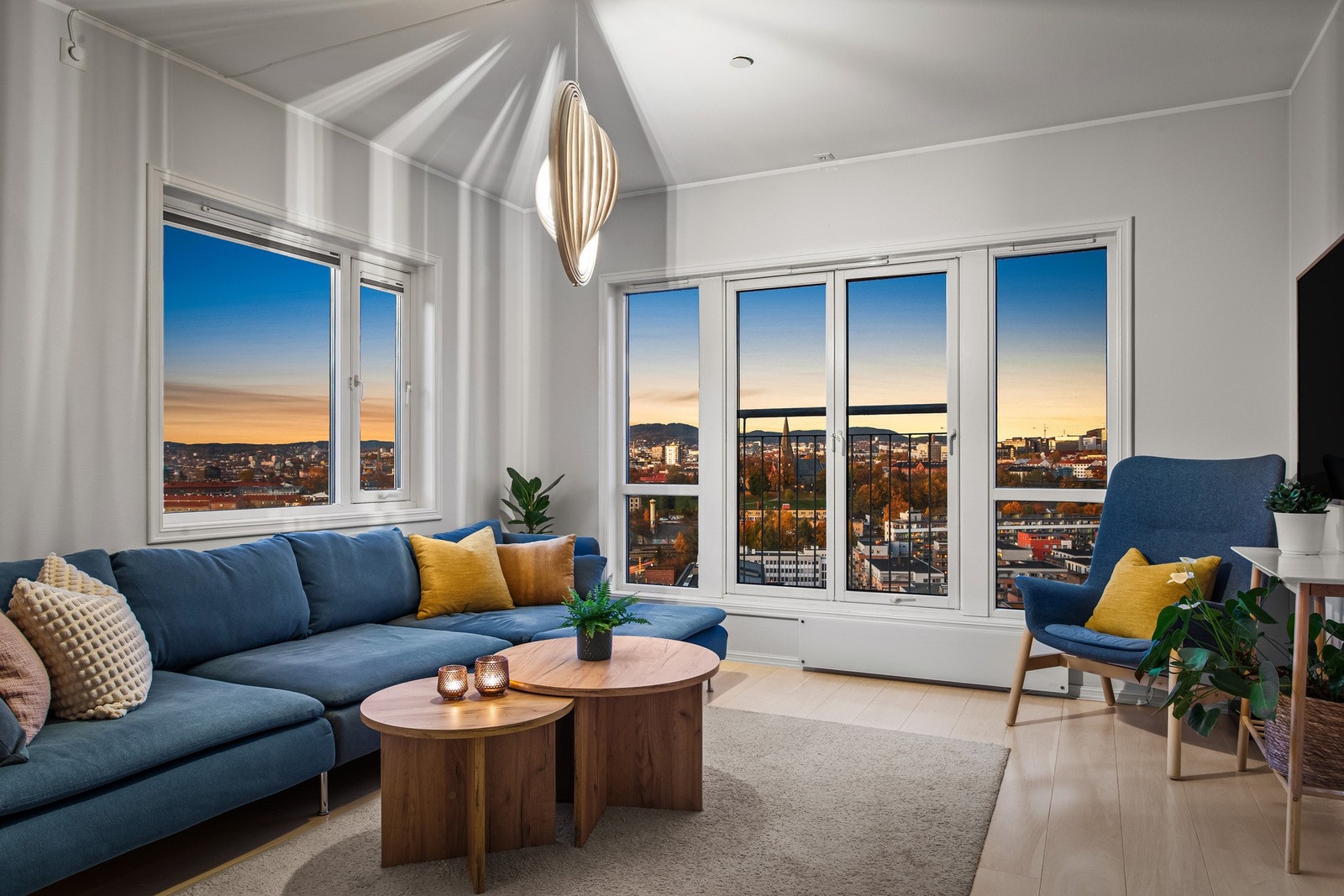 Valhallveien 10F er en luftig, moderne og stilren 4-roms fra 2007 med fantastisk utsikt, solrik balkong og medfølgende garasjeplass med lader. Galleribilde