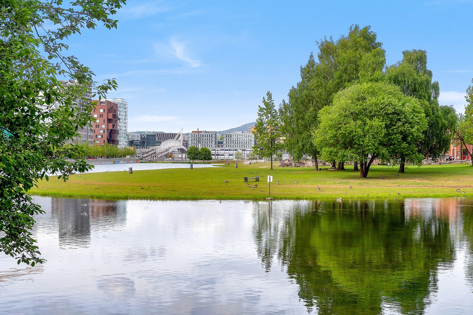 En rekke parker og fine rekreasjonsområder ligger i området, bl.a. Middelalderparken med vannspeil. Galleribilde