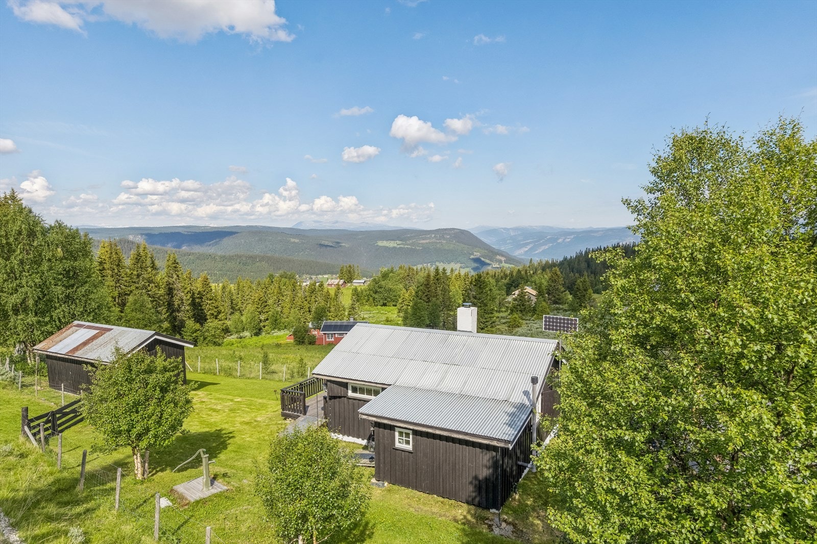Fra eiendommen er det flott utsikt og gode solforhold. Galleribilde
