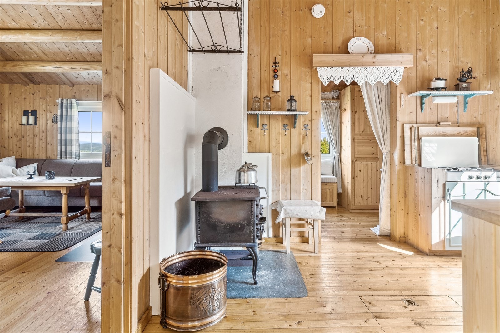 På kjøkken er det vedovn både for varme og oppvarming av f.eks vann. Galleribilde