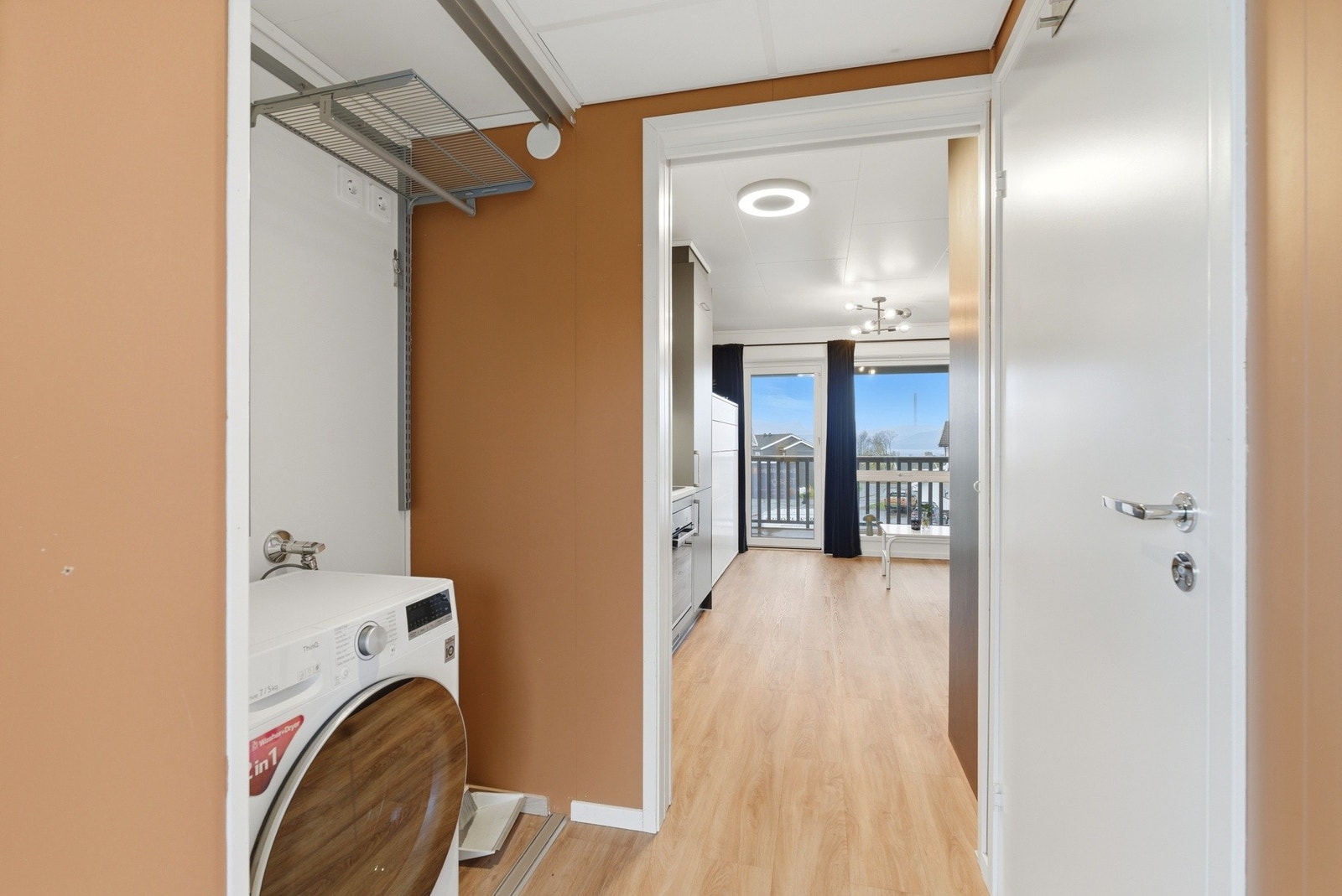 Selger har vaskemaskin
i garderobeskapet. Dersom kjøper ønsker, har også selger originale skyvedører liggende, som kan medfølge på kjøpet om ønskelig. Galleribilde