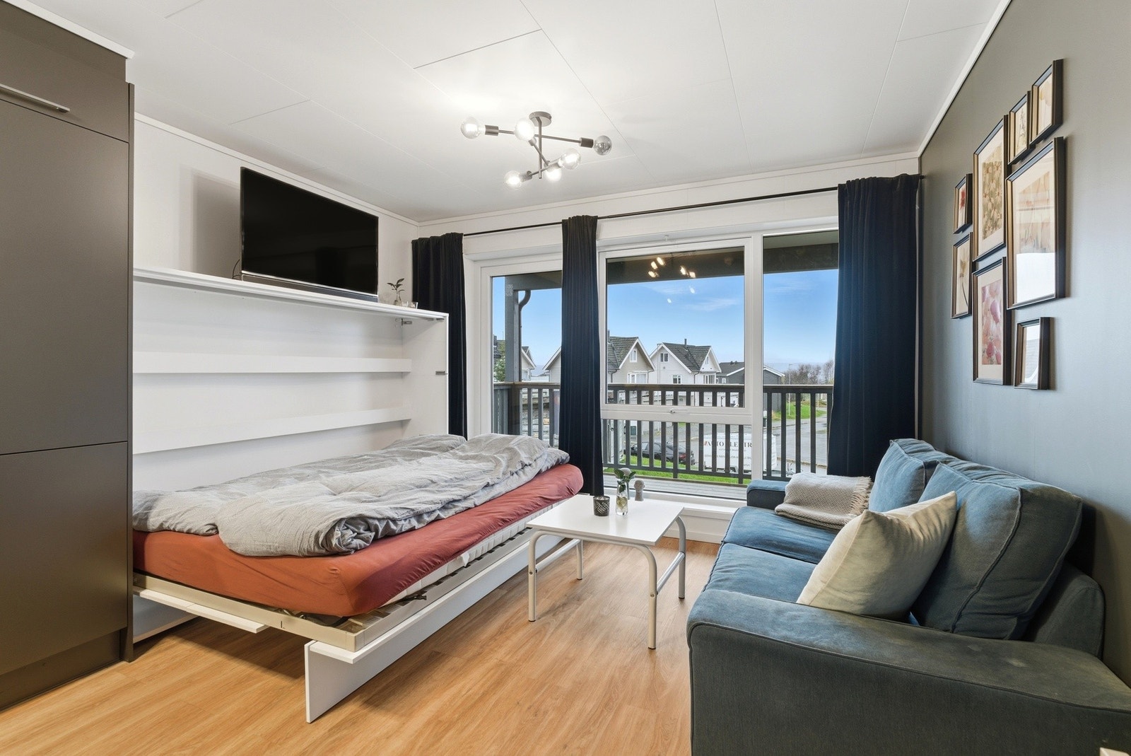 Nåværende eier har investert i nedfellbar seng, noe som gjør at leiligheten blir mer arealeffektiv. Galleribilde