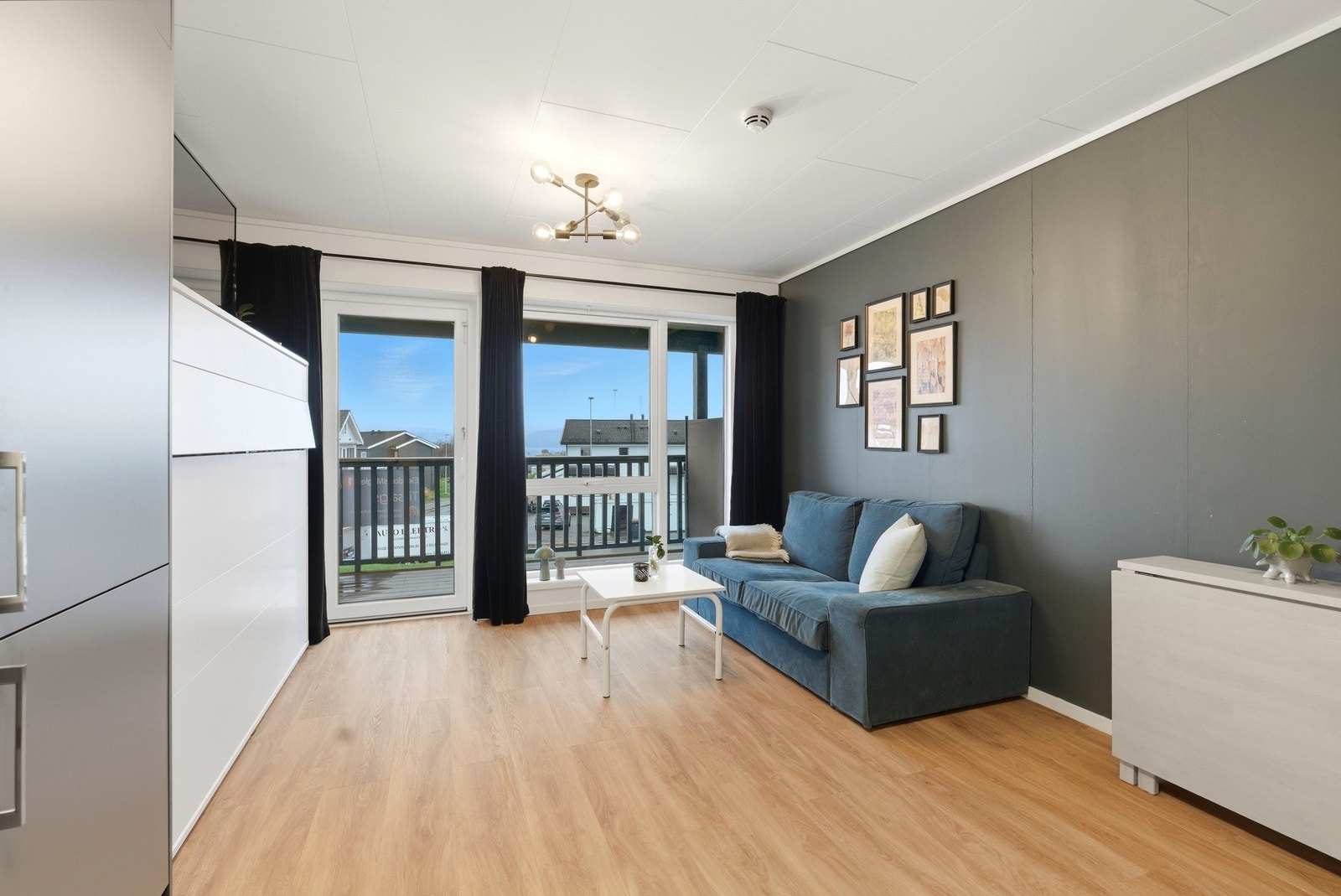 Fra stuen har du utgang til balkong med utsikt mot Børvasstindan og svært gode solforhold. Galleribilde