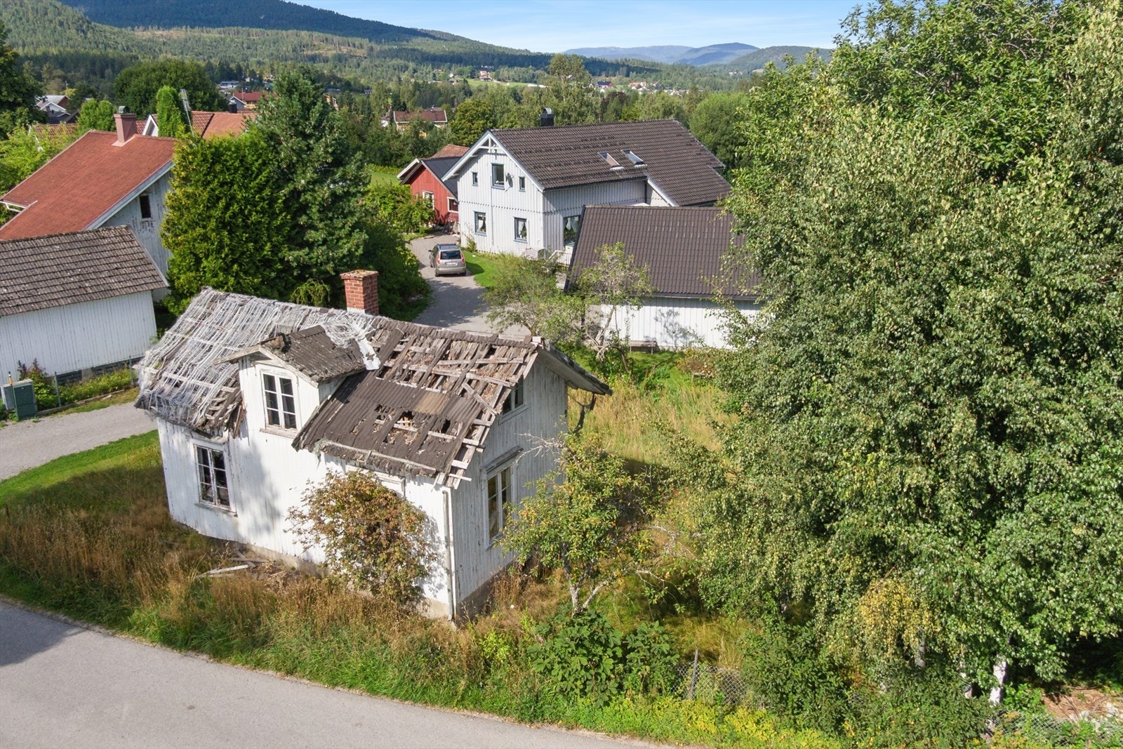 Flat og lettutnyttbar tomt på ca. 492 m². Gode solforhold hele dagen. Rolig og barnevennlig beliggenhet. Galleribilde