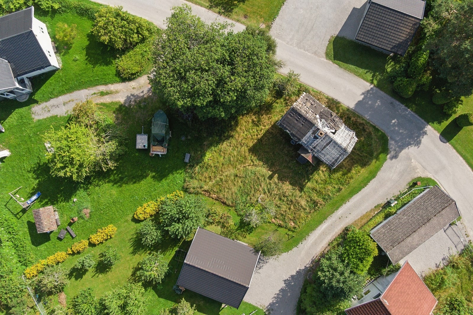 Tomten er flat og lett tilgjengelig, noe som gir gode forutsetninger for fremtidig bebyggelse. Området byr på gode solforhold gjennom hele dagen og et fredelig bomiljø med lite trafikk. Galleribilde