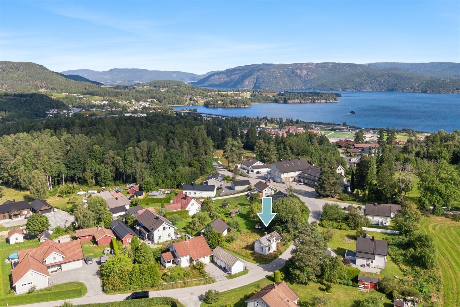 Velkommen til en sjelden mulighet i et rolig og barnevennlig område! Denne store tomten på ca 492 m² ligger sentralt til i Ulefoss, med kort gangavstand til både skoler, barnehager og kollektivtransport. Galleribilde