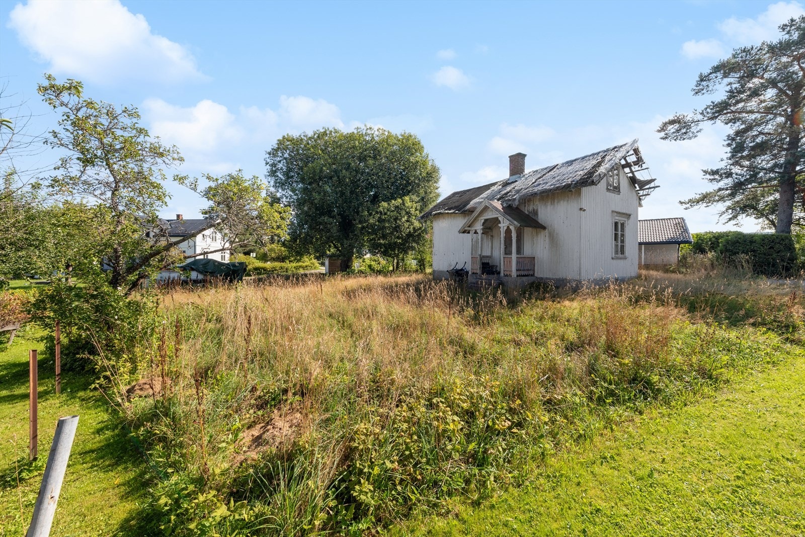 Det står i dag et bygg på eiendommen som må rives. Det vil ikke bli innhentet tilstandsrapport eller annen dokumentasjon knyttet til bygget, og kjøper overtar eiendommen som den er Galleribilde