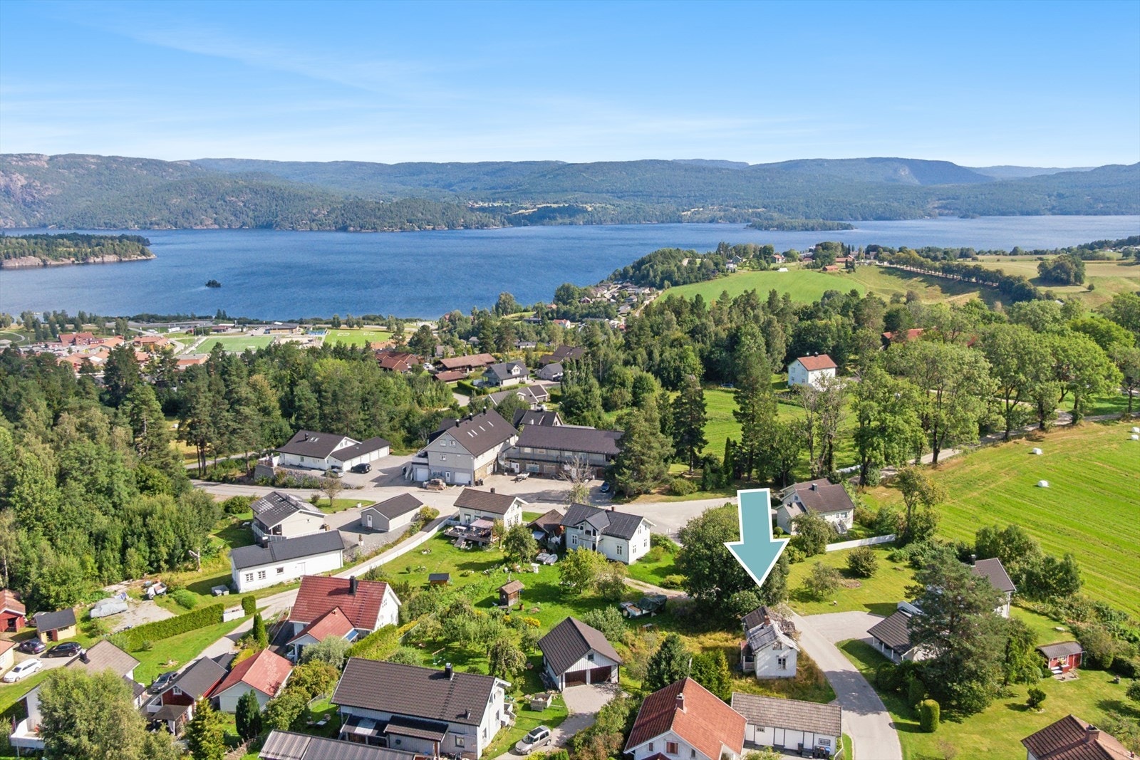 Velkommen til en sjelden mulighet i et rolig og barnevennlig område! Denne store tomten på ca 492 m² ligger sentralt til i Ulefoss, med kort gangavstand til både skoler, barnehager og kollektivtransport Galleribilde