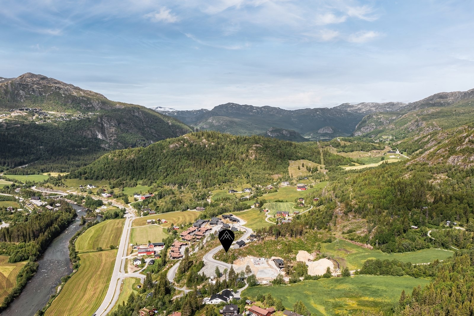 Tomten ligger på solsiden, midt mellom Hemsedal sentrum og Hemsedal skisenter. Galleribilde