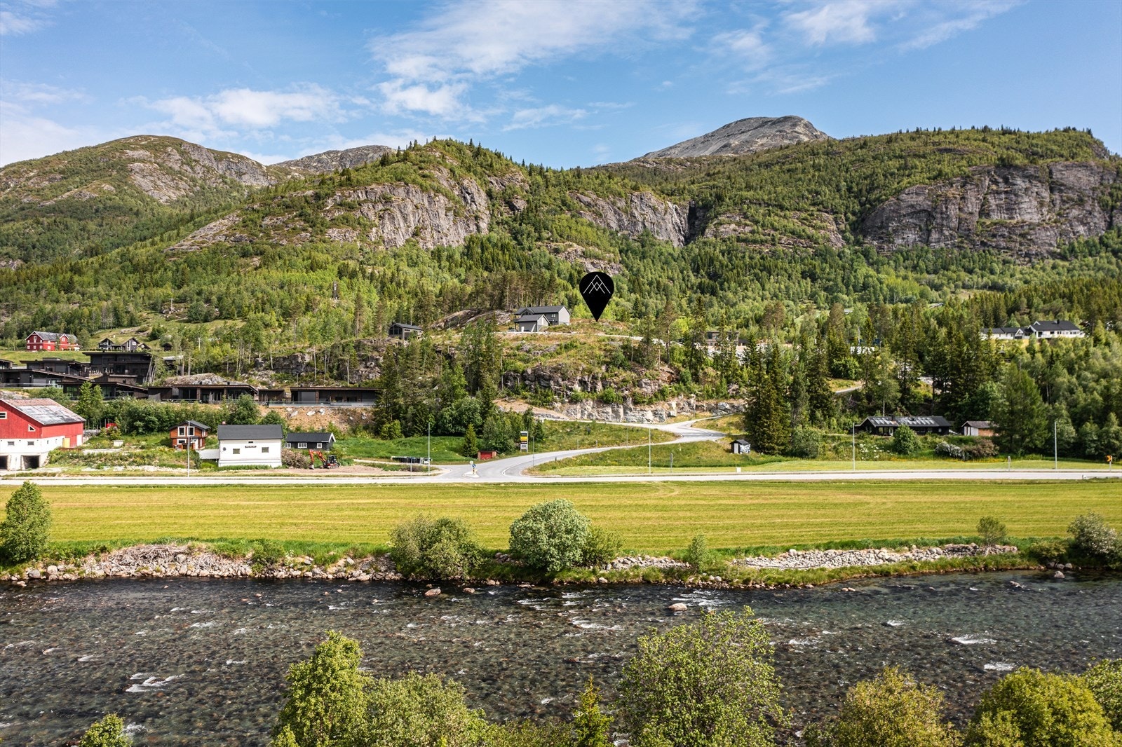 Utsikt fra andre siden av elven mot tomten! Galleribilde