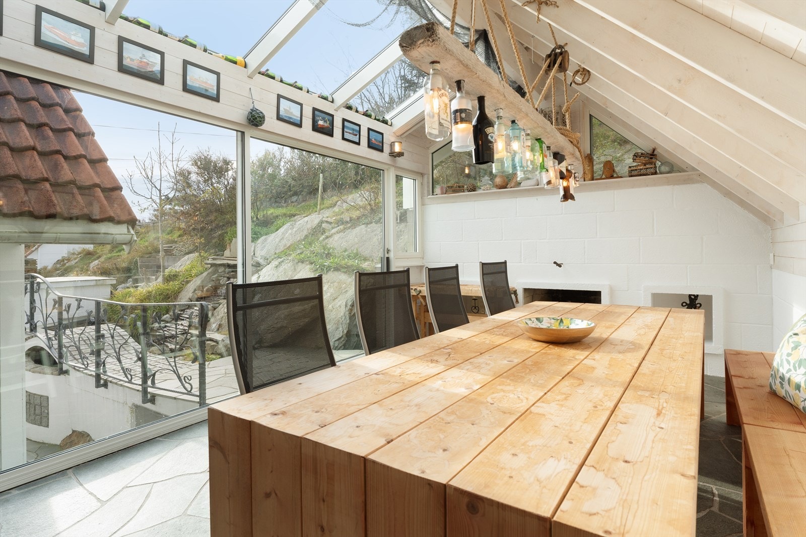 Hagestuen har god plass til stort spisebord hvor du kan samle venner og familie Galleribilde