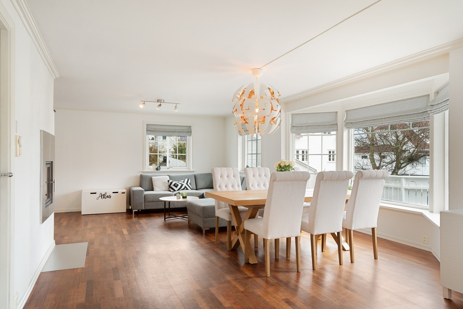 De store vinduene sørger for masse naturlig lysinnslipp Galleribilde