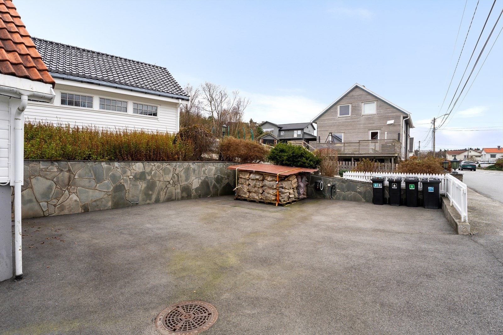 Stort gårdsrom som ble asfaltert i 2020 Galleribilde