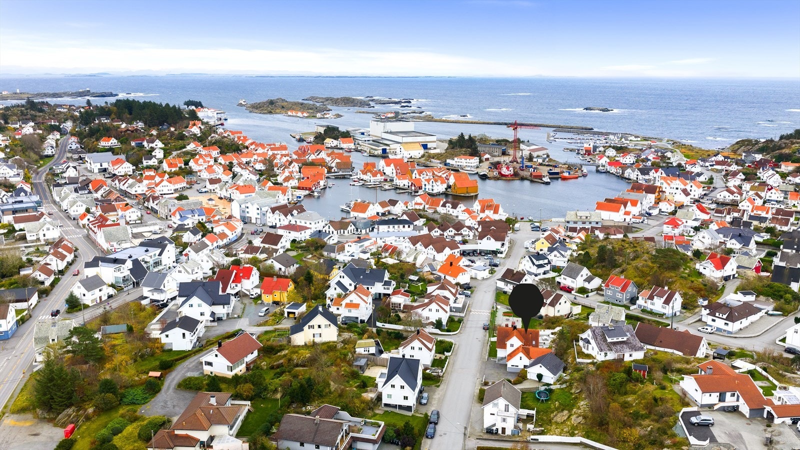 Boligen har en meget sentral beliggenhet i Norges sommerby Skudeneshavn Galleribilde