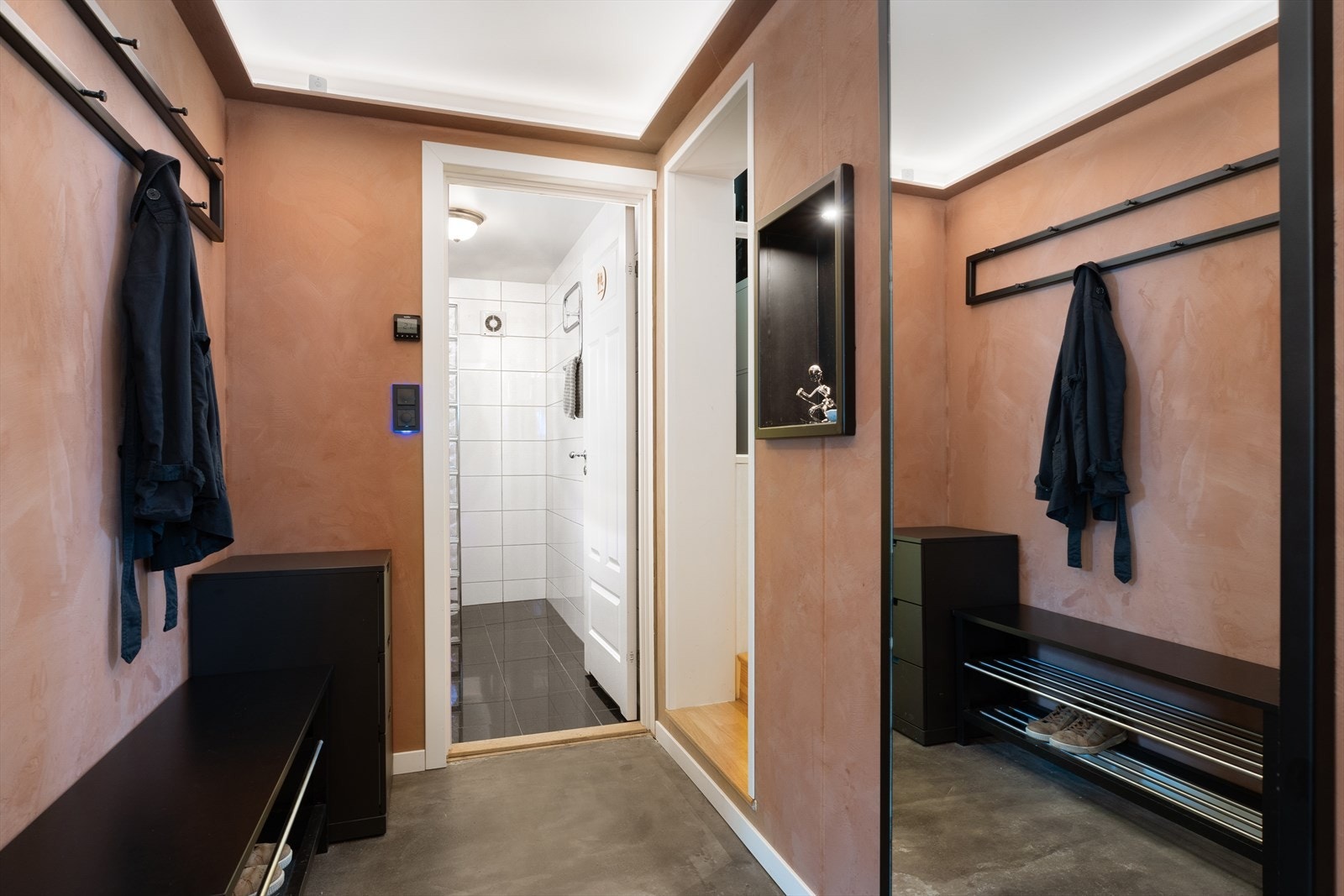 Det er god plass til sko og yttertøy Galleribilde