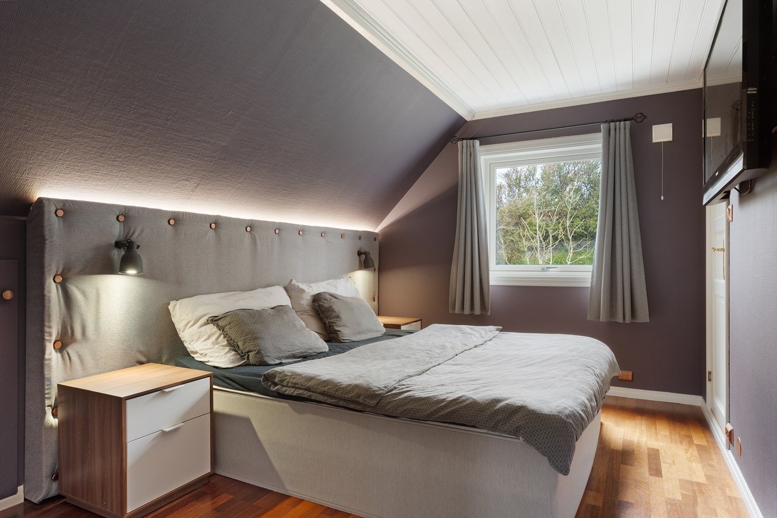 Boligen kan by på totalt tre romslige soverom i 2. etasje - hovedsoverommet har god plass til dobbeltseng og tilhørende nattbord Galleribilde