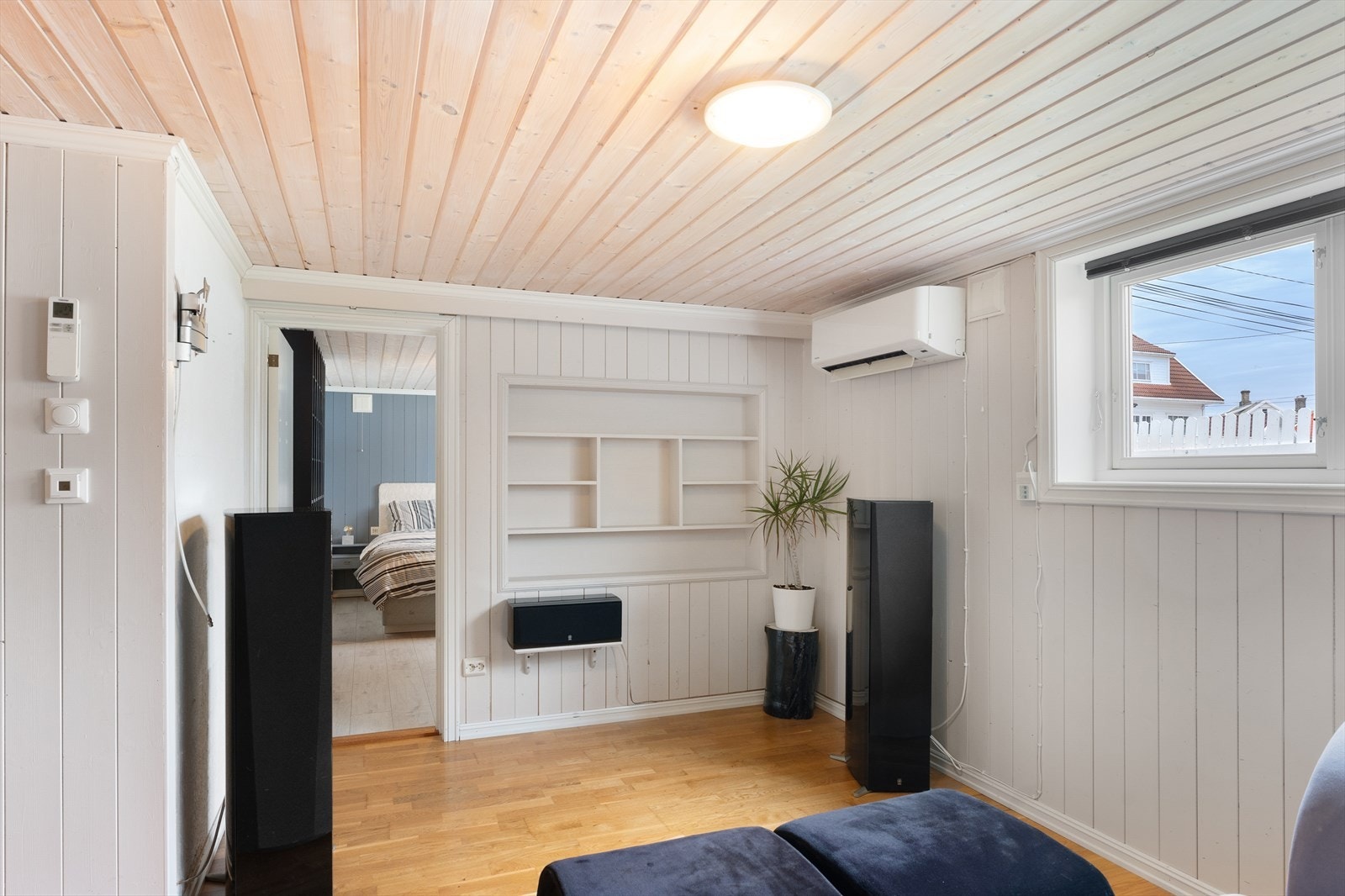 Den andre delen av stuen blir i dag benyttet som kinorom (skjult lerret medfølger i handelen) Galleribilde