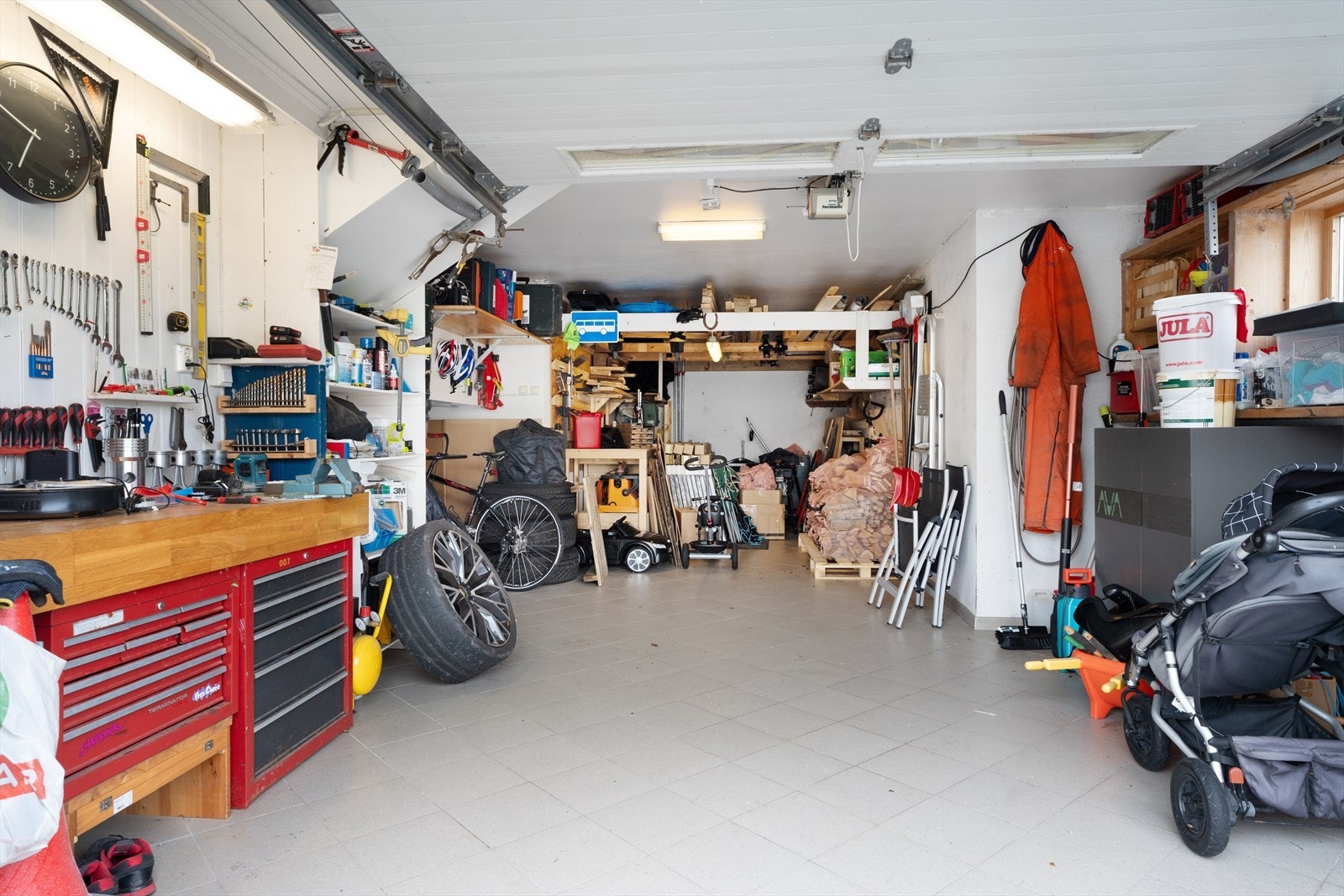 Romslig garasje med masse lagringsplass Galleribilde