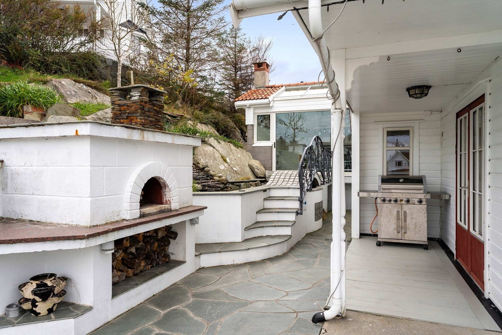 Det herlige uteområdet kan også by på en plassbygd pizzaovn Galleribilde