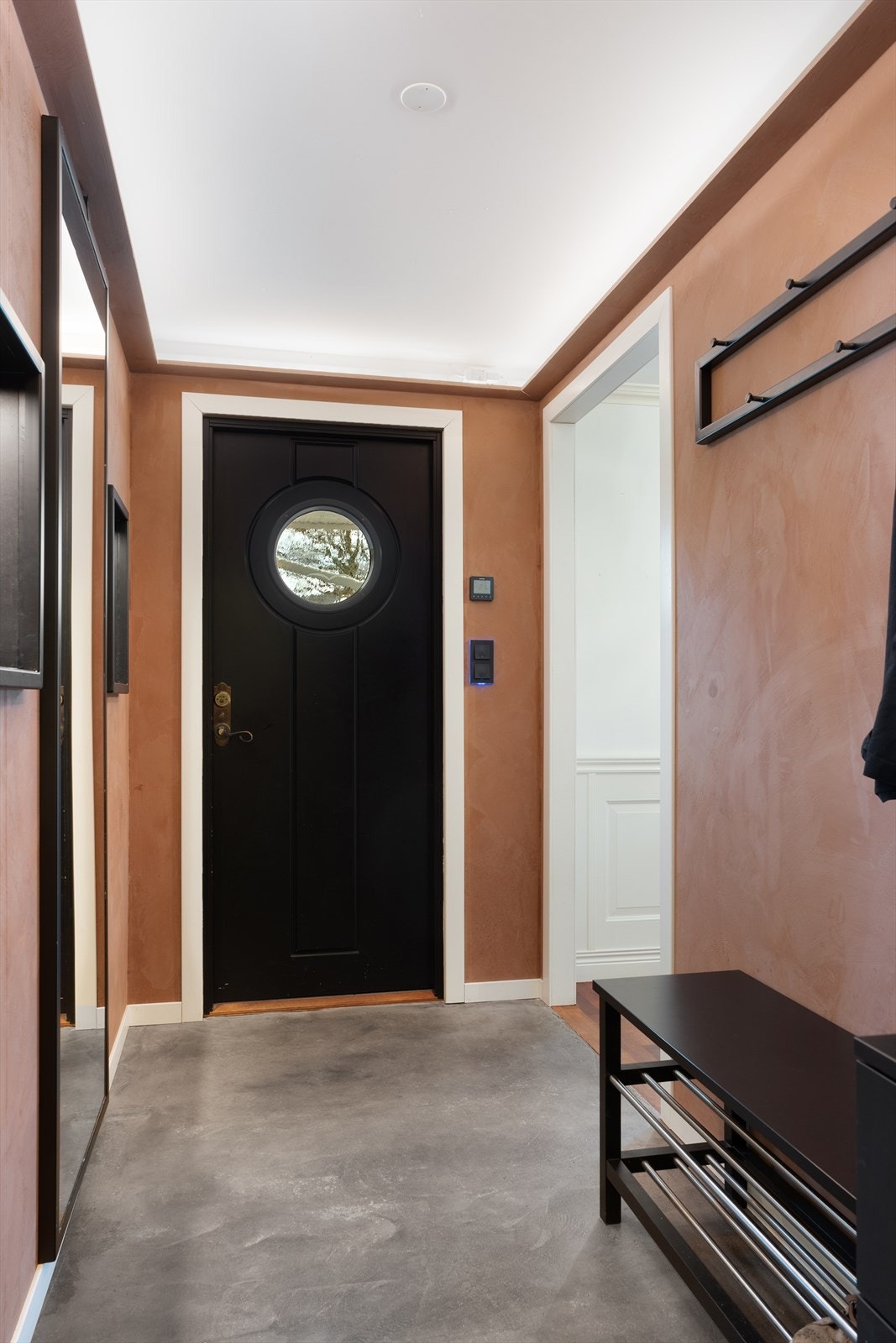 Flott entré som ble pusset opp i 2018 med nye varmekabler, sement på gulv og malte vegger Galleribilde