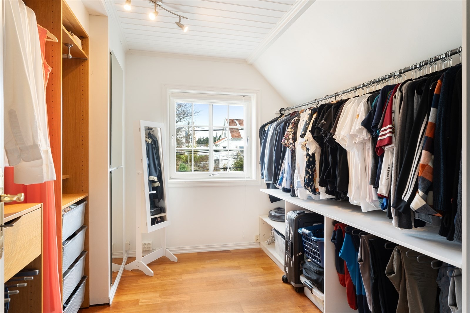 Soverom nr. 3 benyttes i dag som garderoberom Galleribilde