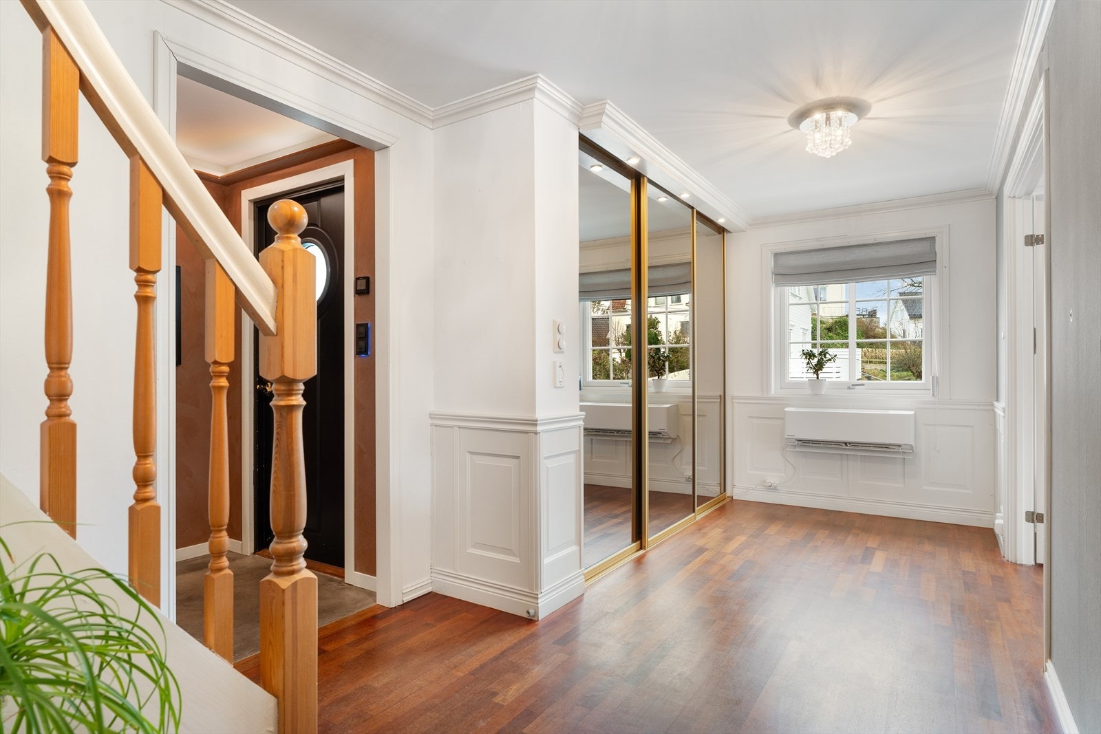 Romslig og flott hall med skyvedørsgarderobe Galleribilde