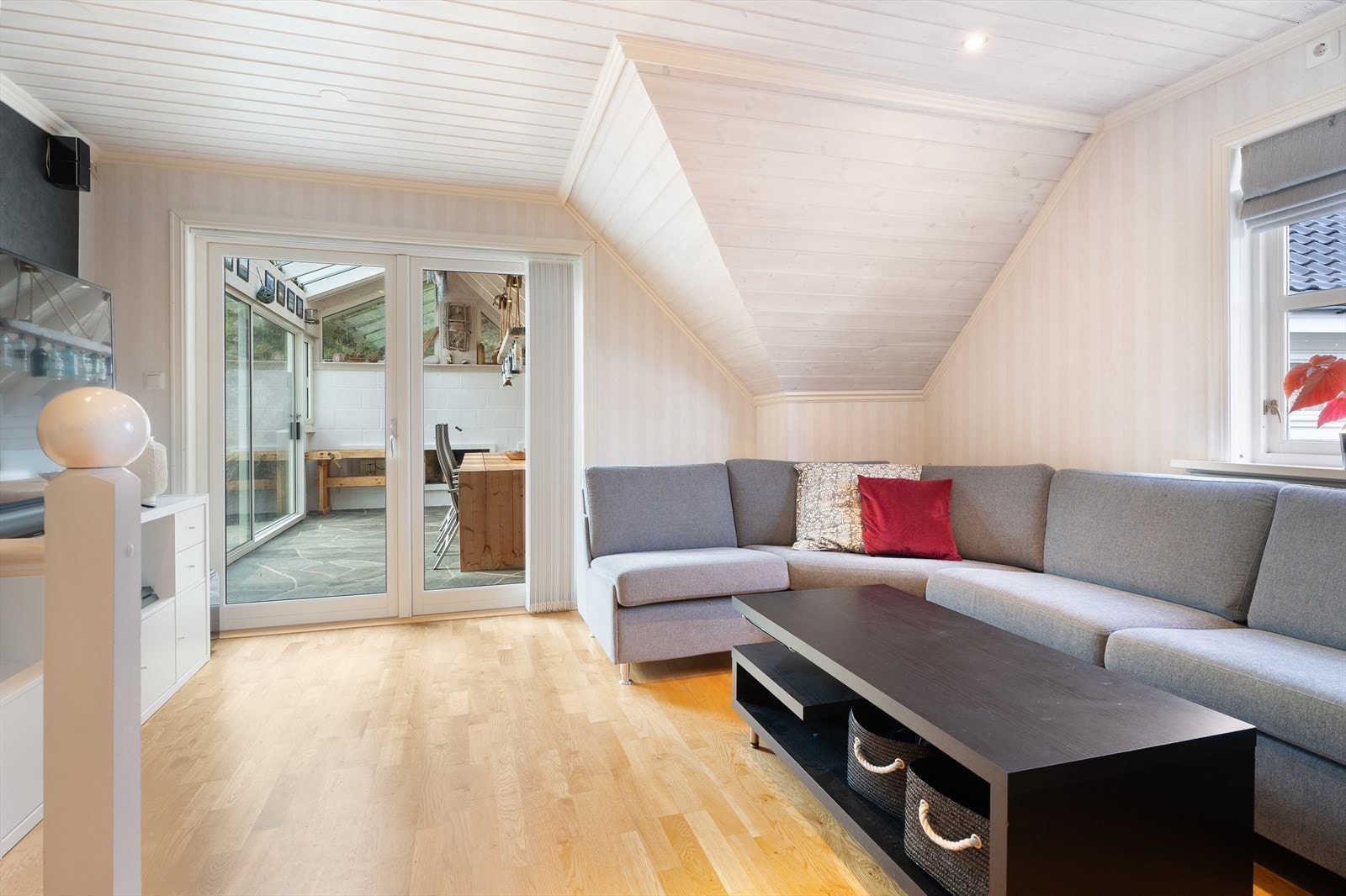 Romslig og flott stue over garasjen med utgang til hagestuen Galleribilde