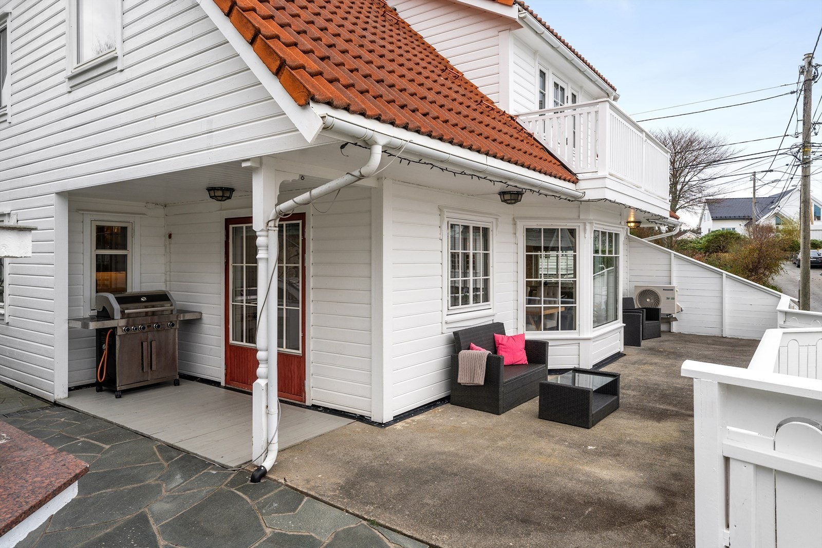 Terrasseområdene har god plass til det du måtte ønske av utemøblement Galleribilde