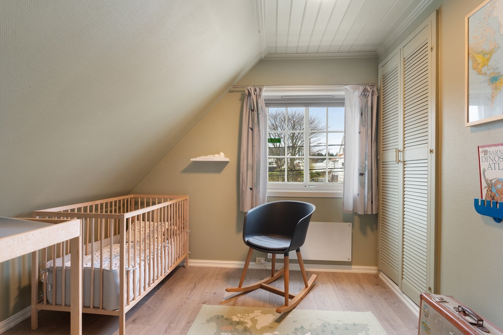 Soverom nr. 2 ble pusset opp i 2023 med nytt gulv og malte vegger Galleribilde