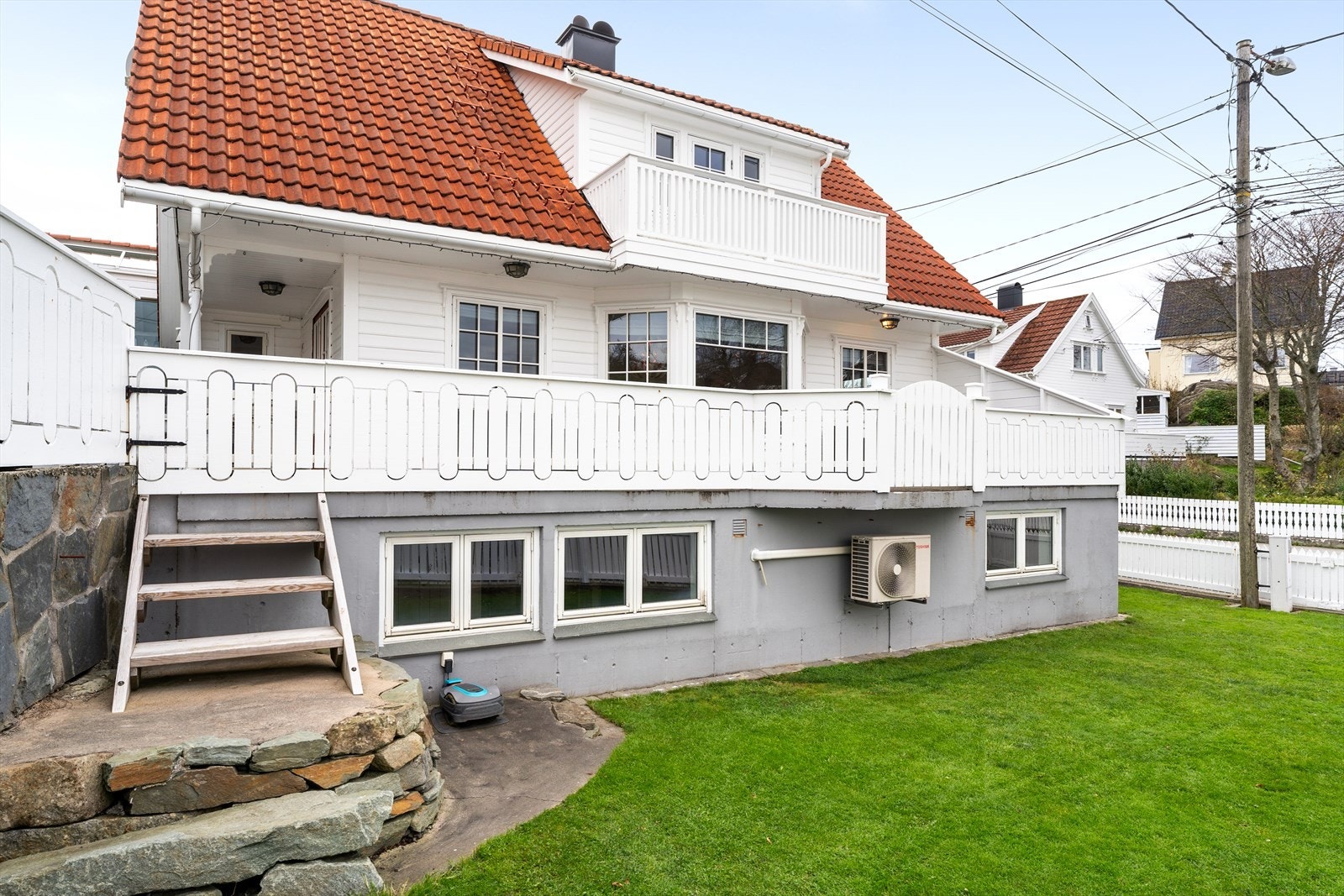 Fra terrassen er det trapp ned til hagen Galleribilde