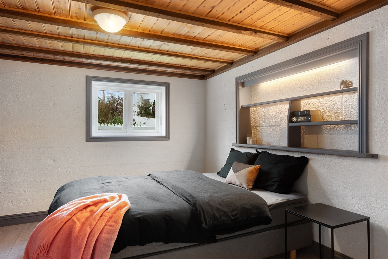 Begge soverommene har plass til dobbeltseng og tilhørende nattbord Galleribilde