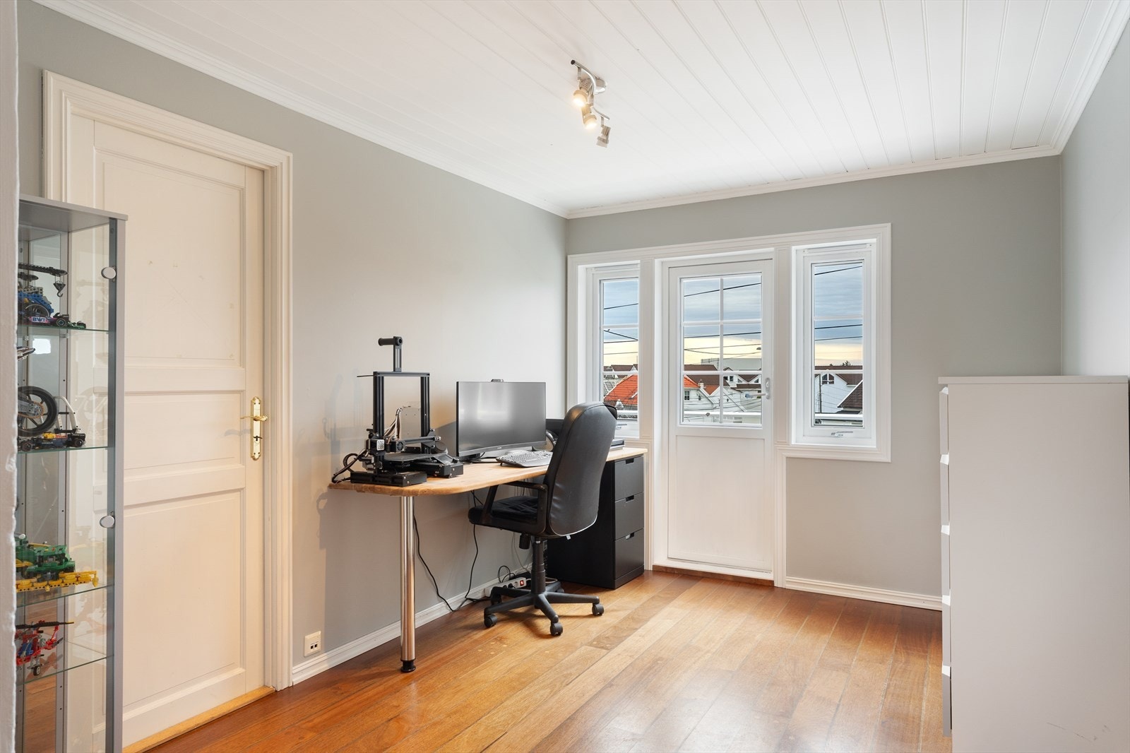 Romslig og pent gang/stue med utgang til luftebalkong Galleribilde