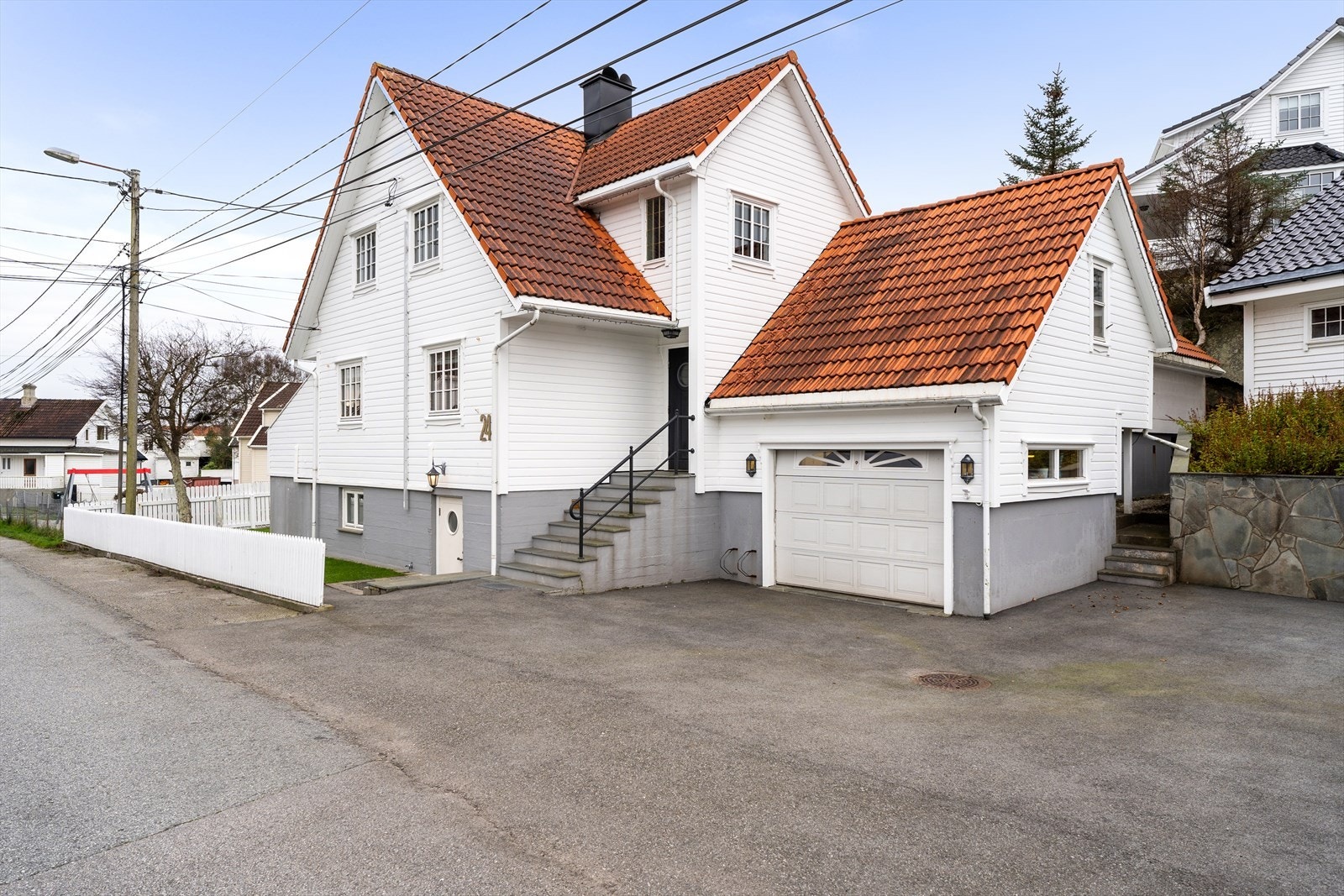 Nessagadå 24 er en stor, innholdsrik og påkostet enebolig over tre plan med garasje og flott hagestue Galleribilde