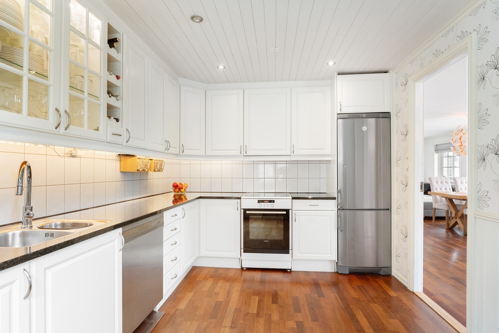 Pent Marbodal-kjøkken med masse skap- og benkeplass Galleribilde