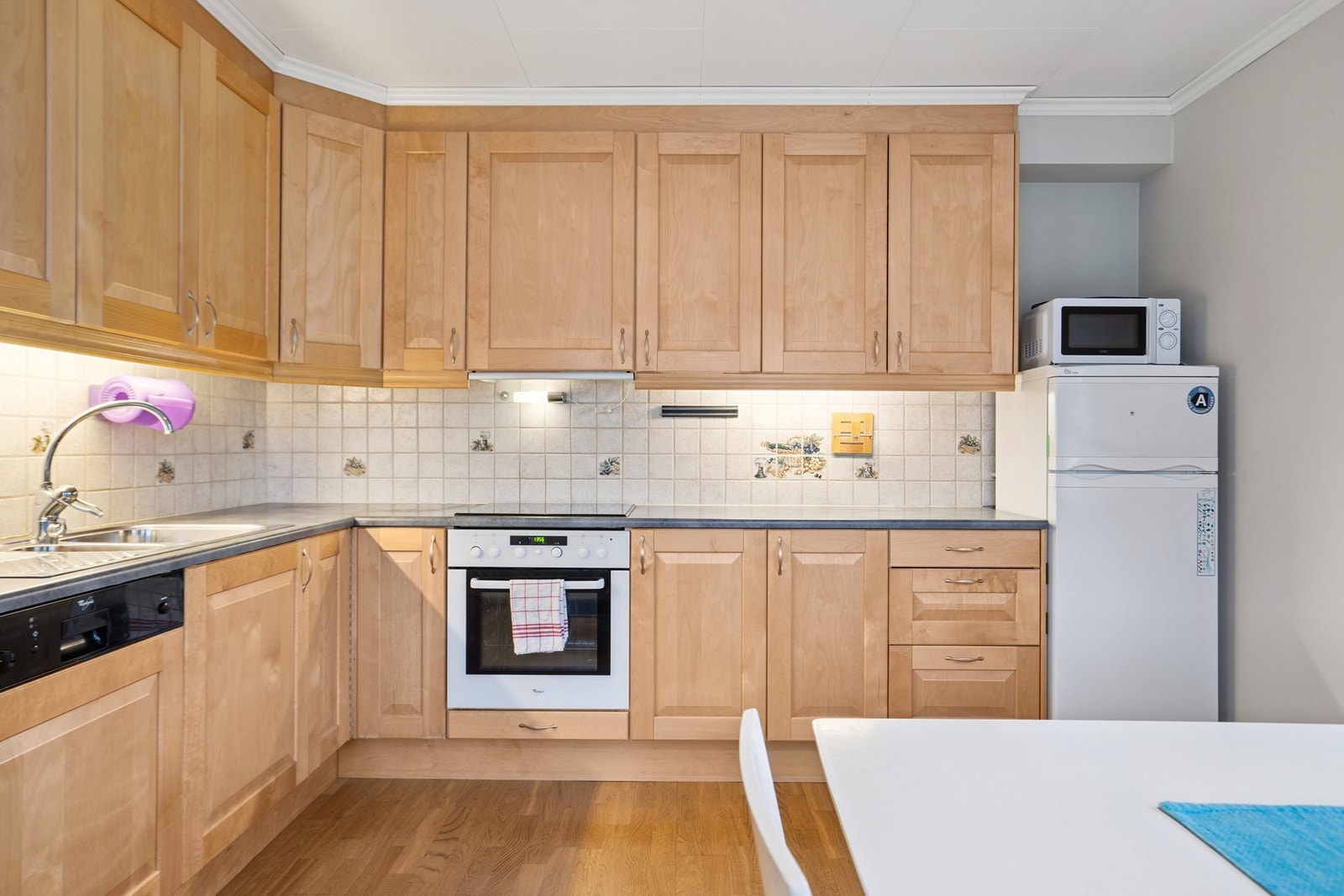 Det er integrert oppvaskmaskin, komfyr og platetopp. Galleribilde