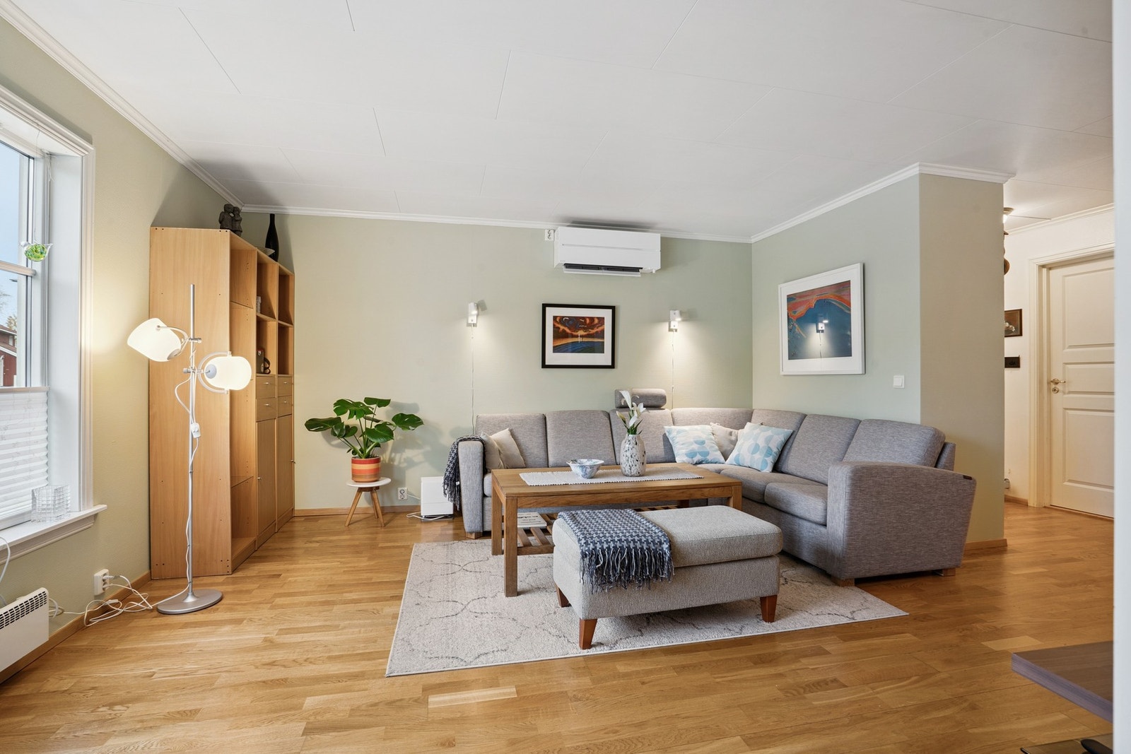 Boligen blir varmet opp med vedfyring, luft-til-luft varmepumpe og annen elektrisk oppvarming. Galleribilde