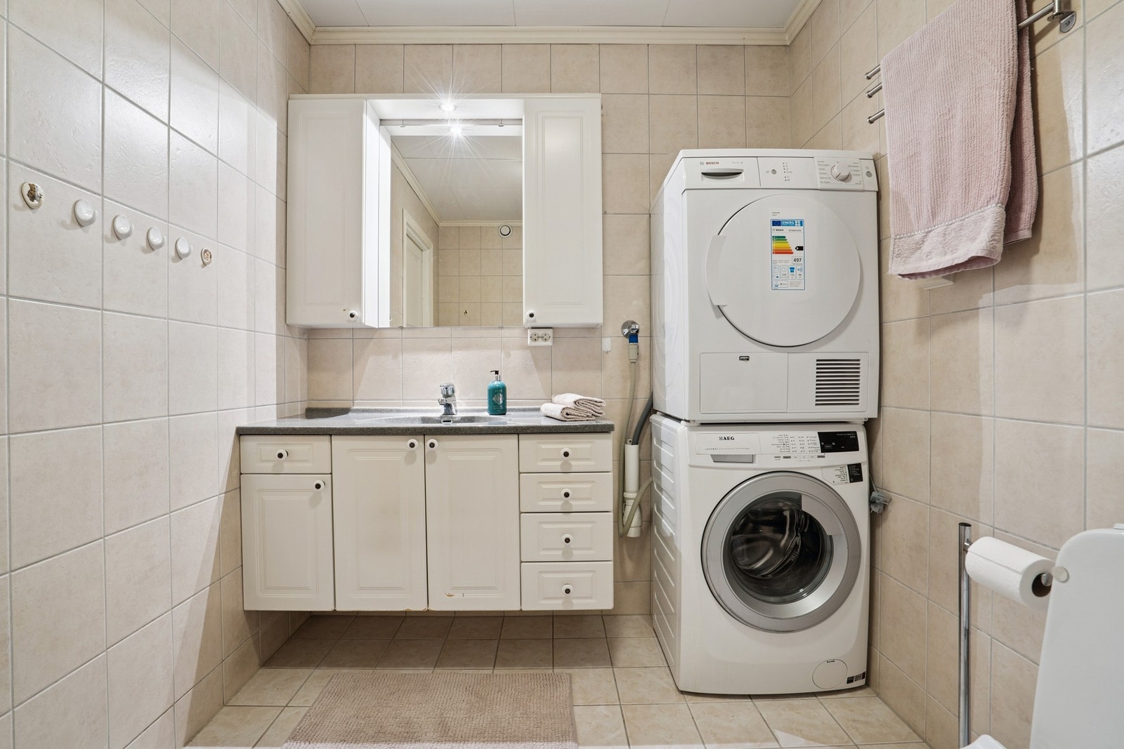 Praktisk opplegg for vaskemaskin og
plass til tørketrommel. Galleribilde