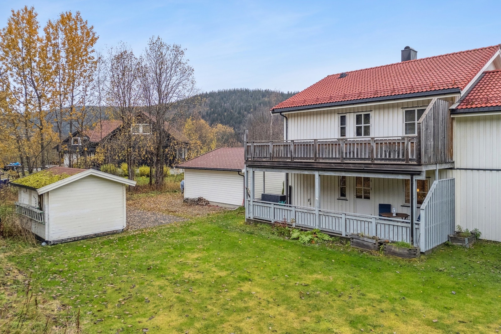 Tomten er felles for alle i borettslaget og opparbeidet med plen og busker. Galleribilde