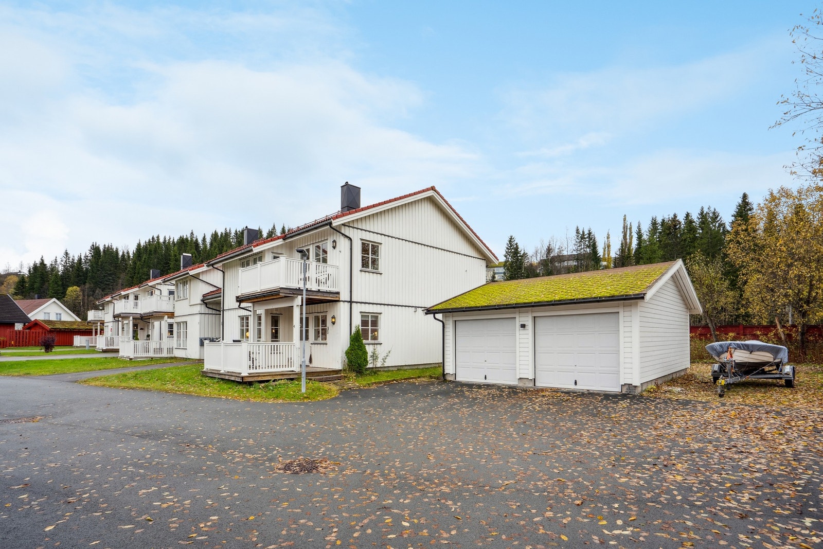 Asfaltert gårdsplass. Galleribilde