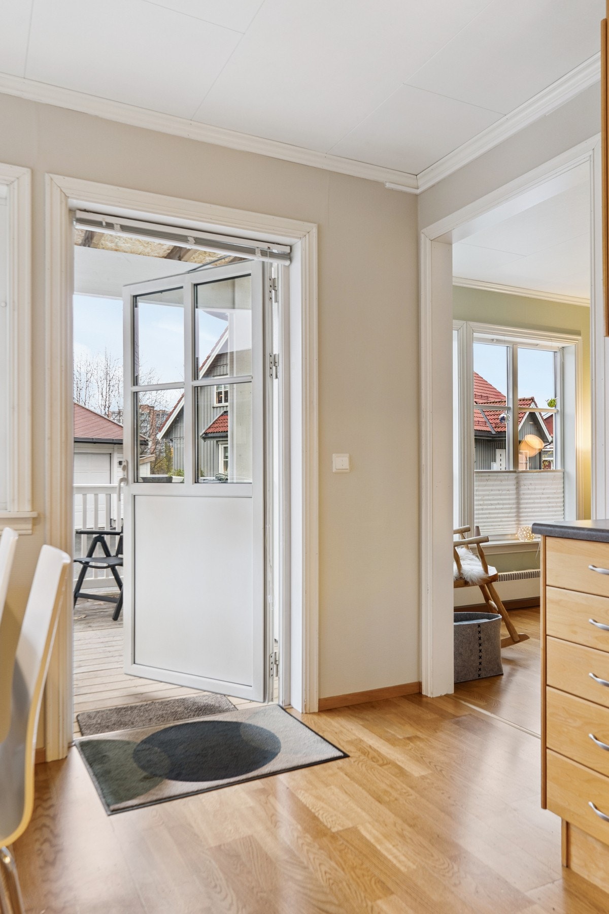 Fra kjøkkenet er det utgang til en av flere terrasser boligen inneholder. Galleribilde