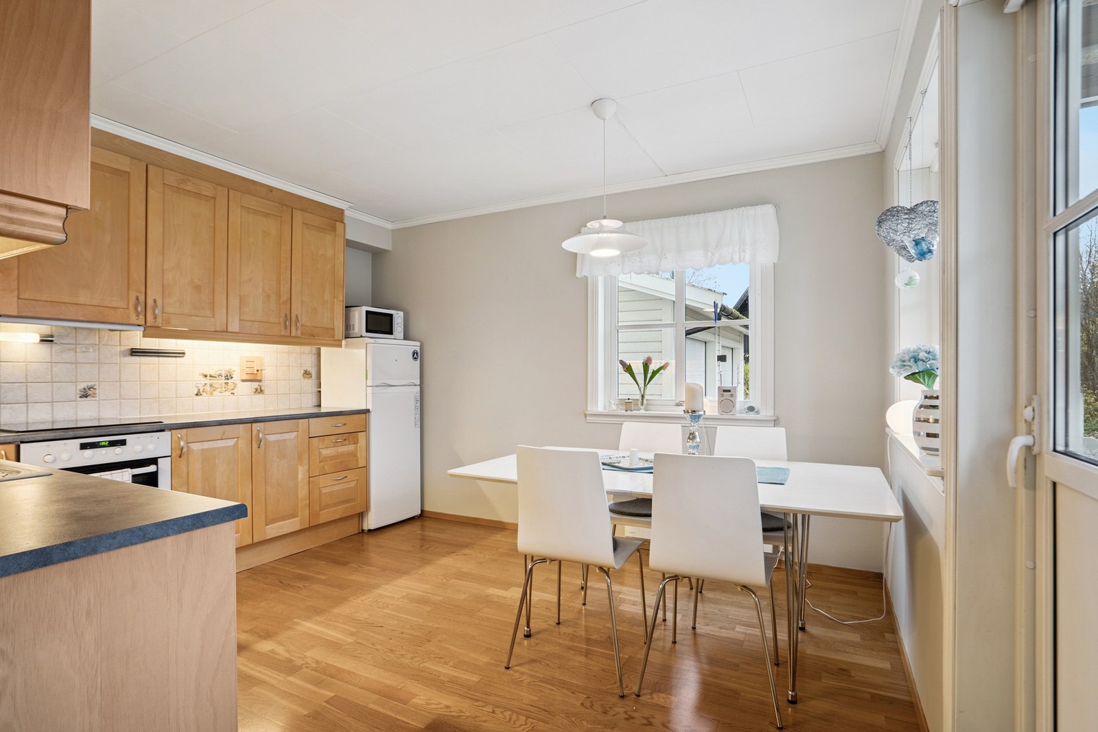 Romslig kjøkken med rikelig skapplass og gode arbeidsflater. Galleribilde