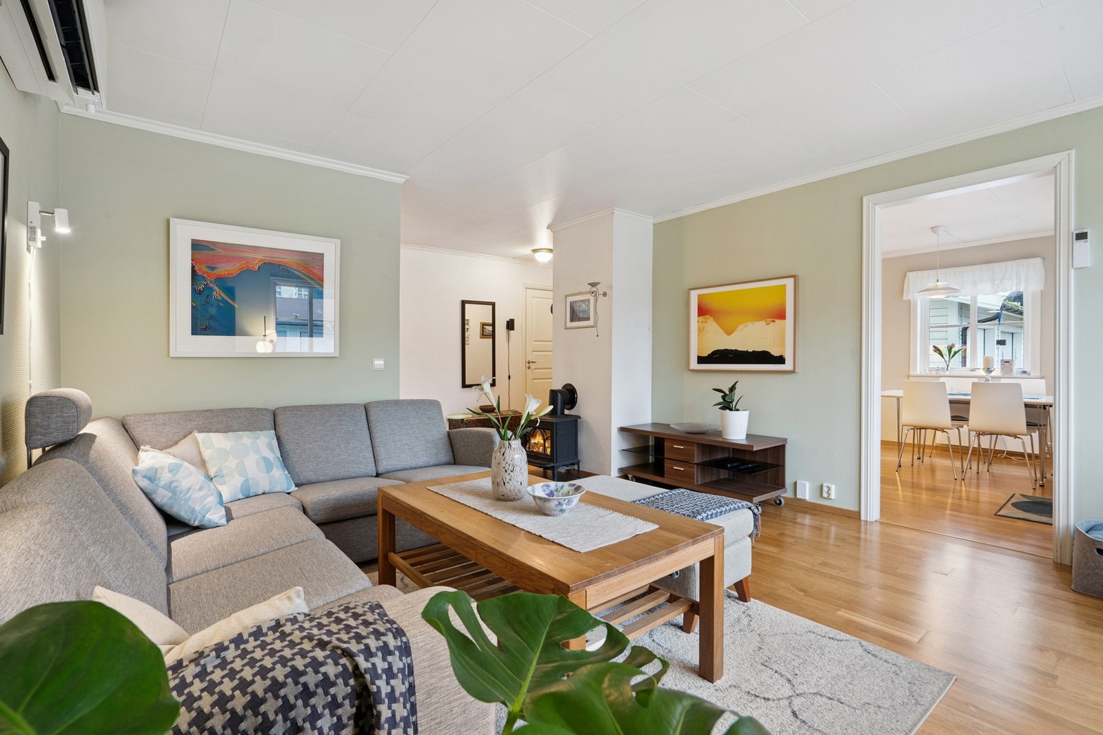 Koselig 3-roms andelsleilighet i 1. etasje. Flere uteplasser. Garasje. Godt med bodplass. Galleribilde