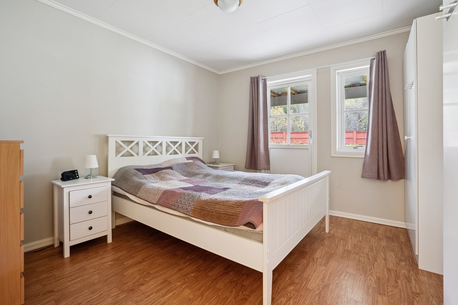 Romslig soverom med god plass til dobbeltseng og nødvendige møblementer. Galleribilde