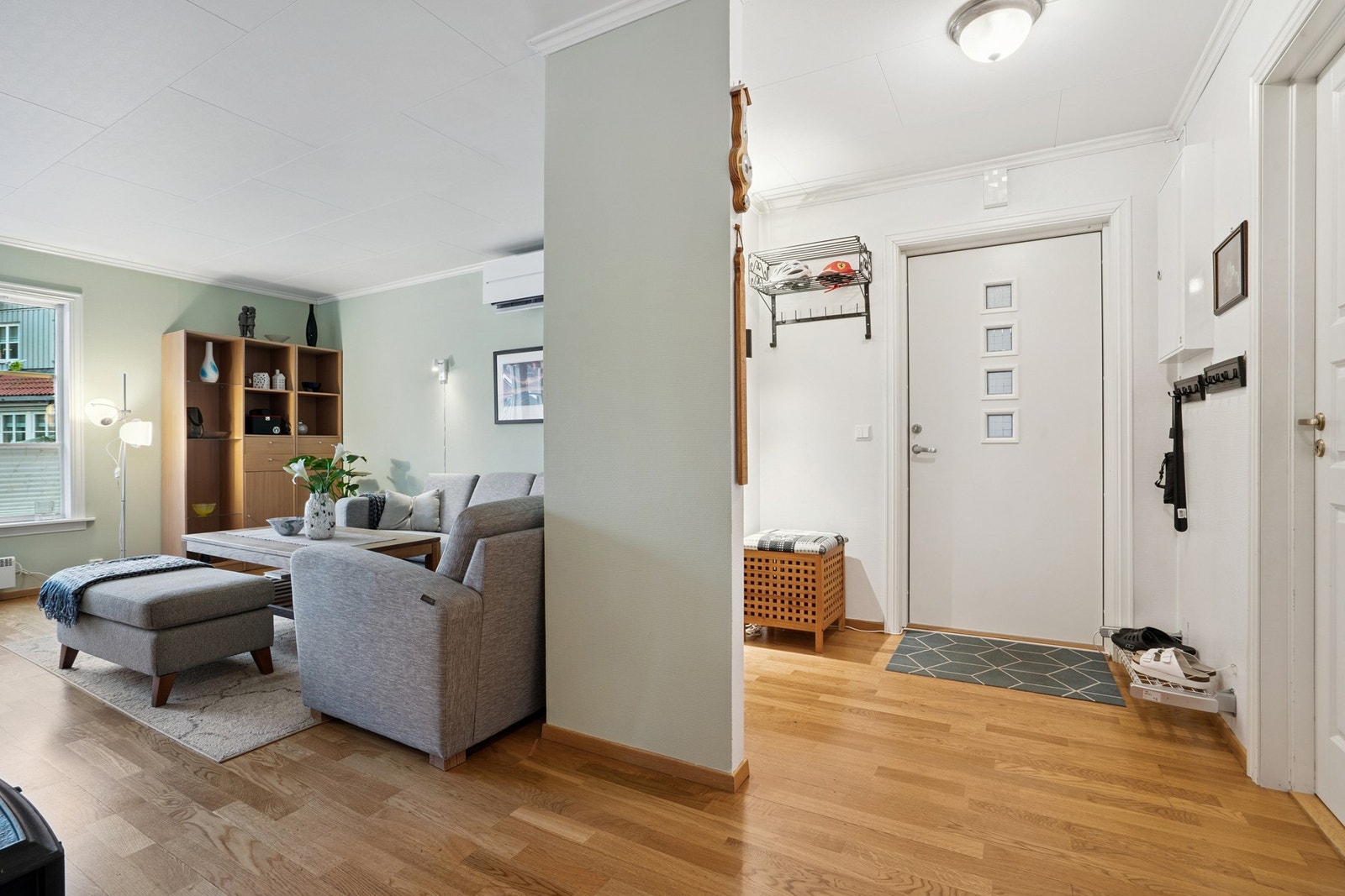 Lys og åpen entré med praktisk garderobeløsning og god plass til oppbevaring. Galleribilde