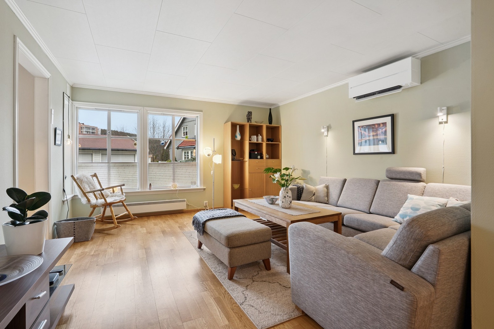 Leiligheten har store vindusflater som slipper inn rikelig med naturlig sollys. Galleribilde